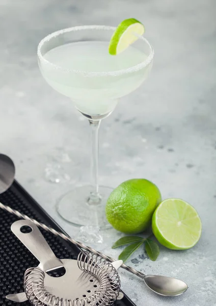 Klassiek Glas Margarita Cocktail Met Verse Limoenen Barmat Met Zeef — Stockfoto