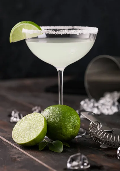 Glas Margarita Cocktail Met Verse Limoenen Zeef Met Ijsblokjes Shaker — Stockfoto