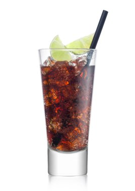 Küba Libre Kokteyli. Lüks bardakta, buzlu ve beyaz arka planda siyah kamışlı limon dilimleri..