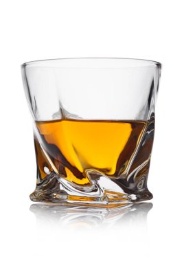 Viski kristal modern lüks camda beyaz arka planda yansımalı..