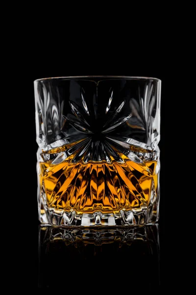 Scotch Whisky Kristal Elegant Glas Zwarte Achtergrond Met Reflectie — Stockfoto