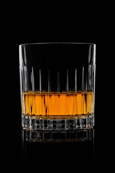 Schottischer Whisky Kristallglas Auf Schwarzem Hintergrund Mit Reflexion — Stockfoto