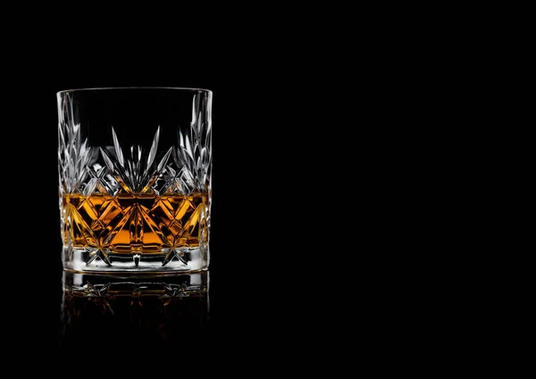 Whisky Escocés Cristal Elegante Cristal Sobre Fondo Negro Con Reflejos — Foto de Stock