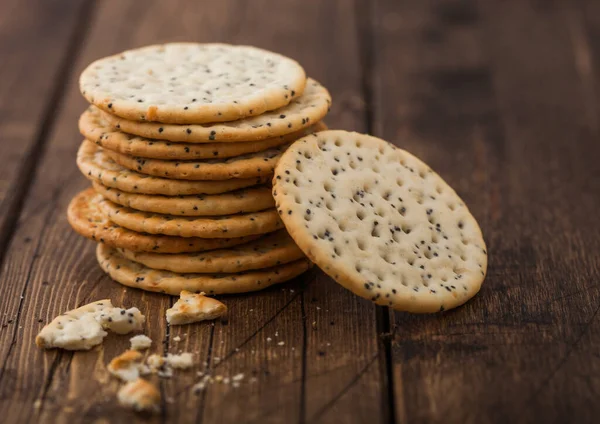 Stapel Verschiedener Knuspriger Weizen Fladenbrotcracker Mit Sesam Und Salz Auf — Stockfoto