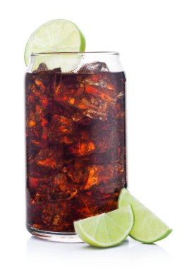 Küba Libre Kokteyli, teneke camlı, buzlu ve limon dilimli, çiğ limonlu.