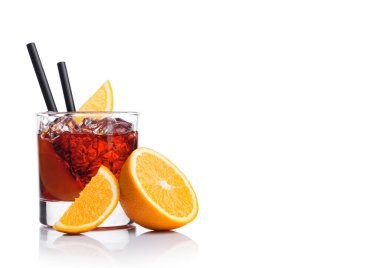 Buzlu modern camlı Negroni Kokteyli ve samanlı portakal dilimleri ve beyaz arka planda taze portakalın yarısı. Metin için boşluk