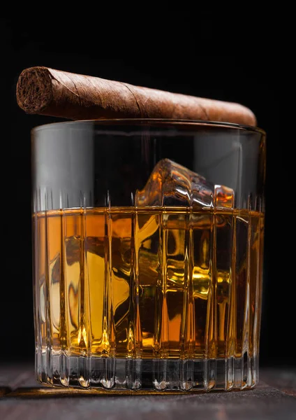 Single Malt Whisky Kristallglas Med Isbitar Och Kubansk Cigarr Träbord — Stockfoto