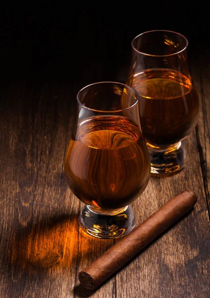 Single Malt Scotch Whiskey Glencairn Glasses Cuban Cigar Wooden Table — Stock Photo, Image