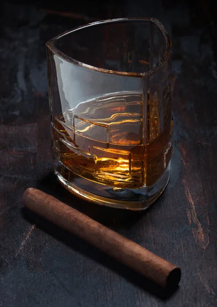 Single Malt Scotch Whisky Luxuriösen Kristallgläsern Mit Kubanischer Zigarre Auf — Stockfoto