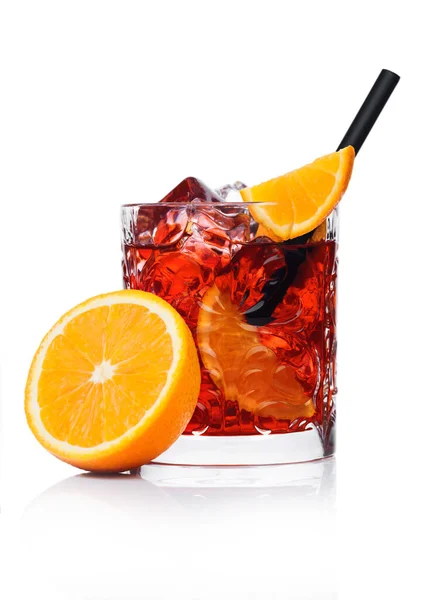 Κοκτέιλ Negroni Κρυστάλλινο Ποτήρι Παγάκια Και Φέτες Πορτοκαλιού Καλαμάκι Και — Φωτογραφία Αρχείου