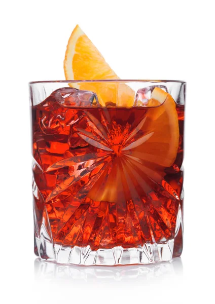 Negroni Cocktail Kristallglas Mit Eiswürfeln Und Orangenscheibe Auf Weißem Hintergrund — Stockfoto