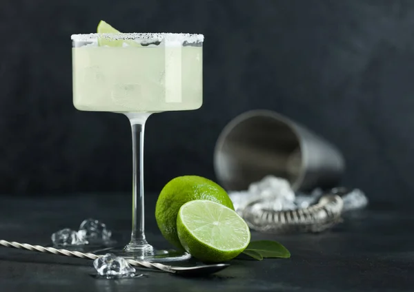 Luxe Glas Margarita Cocktail Met Verse Limoenen Barlepel Met Ijsblokjes — Stockfoto