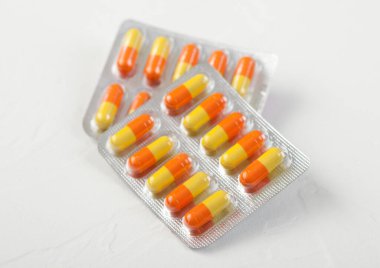 Plastik şeritli beyaz hap kapsülü. Antibiyotik, vitamin, ağrı kesici.. 