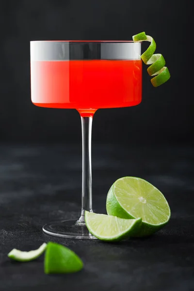 Cosmopolitische Cocktail Modern Kristalglas Met Limoenschil Verse Limoenen Zwarte Tafelondergrond — Stockfoto