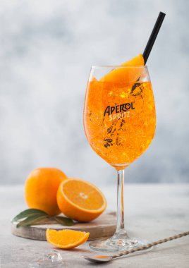 LONDON, İngiltere - 20 Mayıs 2020: Aperol Spritz Aperitivo yaz kokteyli orijinal cam, portakal ve bar kaşığı arka planda.. 