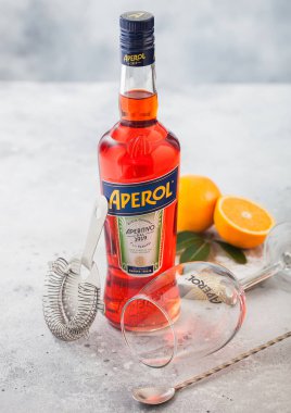 LONDON, İngiltere - 20 Mayıs 2020: Boş bardak ve portakallı bir şişe Aperol Aperitivo yaz kokteyli. 