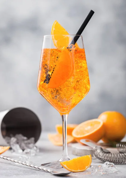 Portakallı Aperol Spreyli Yaz Kokteyli Bar Kaşıklı Süzgeç Işıklı Masa — Stok fotoğraf