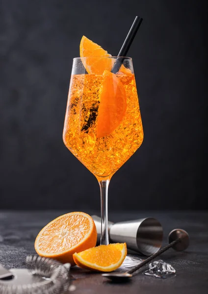 Ποτήρι Aperol Spritz Καλοκαιρινό Κοκτέιλ Φέτες Πορτοκαλιού Και Σουρωτήρι Jigger — Φωτογραφία Αρχείου