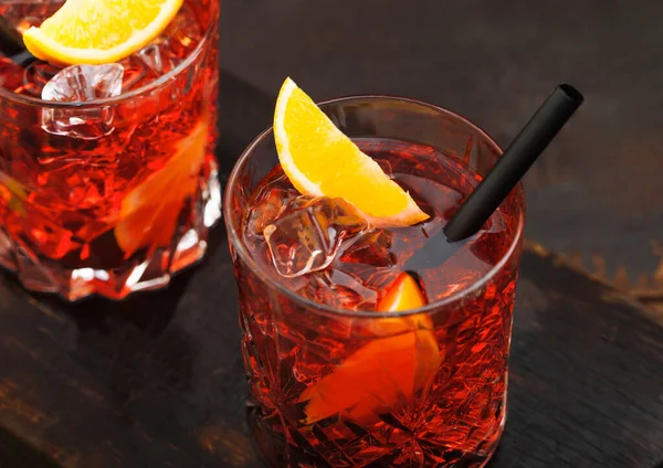 Negroni Cocktail Dalam Gelas Kristal Dengan Irisan Oranye Dan Jerami — Stok Foto