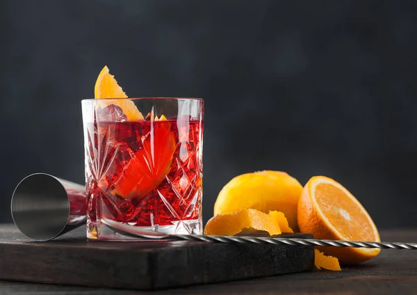 Κοκτέιλ Negroni Κρυστάλλινο Ποτήρι Φέτα Πορτοκαλιού Και Φρέσκα Ωμά Πορτοκάλια — Φωτογραφία Αρχείου