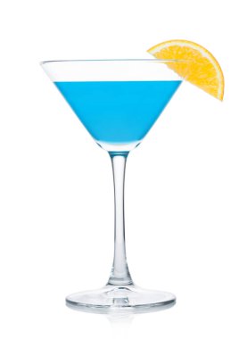 Beyaz arka planda turuncu dilimli martini bardağında mavi lagün yaz kokteyli.. 