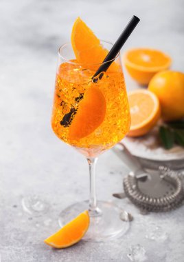 Aperol spritz yaz kokteyli portakallı şarap bardağı ve arka planda süzgeç.. 