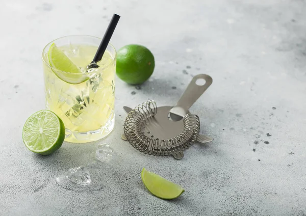 Gimlet Kamikaze Cocktail Kristalglas Met Limoenschijfje Ijs Lichte Ondergrond Met — Stockfoto