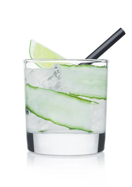 Gimlet Cocktail Glas Mit Eiswürfeln Und Stroh Gurken Und Limettenscheibe — Stockfoto
