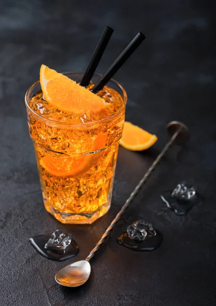 Aperol Spritz Yaz Kokteyli Viski Bardağında Portakal Dilimleri Siyah Arka — Stok fotoğraf