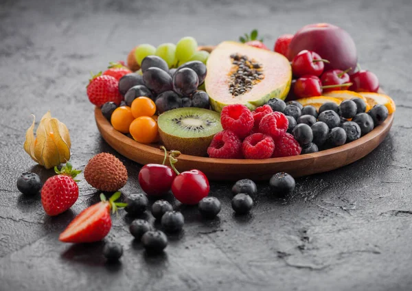 Frescas Bayas Verano Orgánicas Crudas Frutas Exóticas Plato Redondo Madera — Foto de Stock