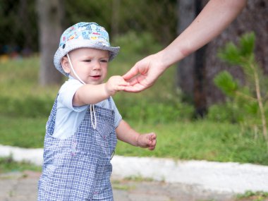 Açık havada şehirde oynamak yürümeye başlayan çocuk oğlu ile genç anne