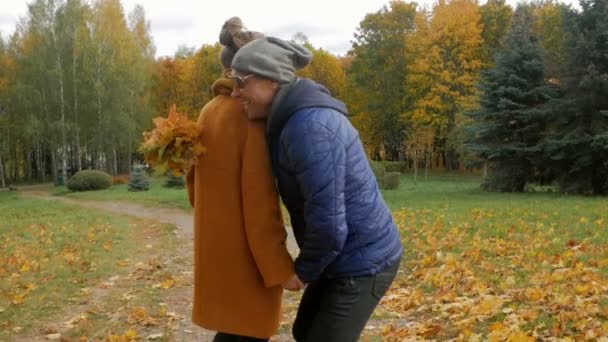 Far gå med dotter i parken under hösten. Pappa och teenage leende och skratt och lek med vackra gula blad — Stockvideo