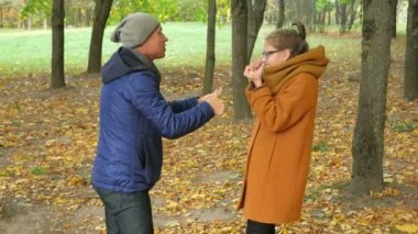 Kızı iyi haber ottstsu söyledi. Baba çok mutlu olay, bir genç biraz soğuk ve babası ile gülen.