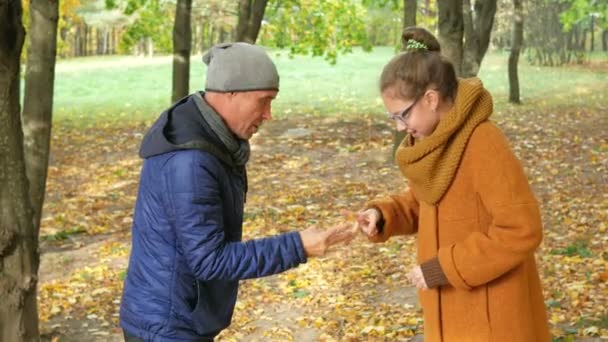 Dochter en vader spelen schaar papier steen in herfst park. Beide lachen omdat zijn familie had plezier tijd — Stockvideo