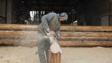 Oluşturucu ahşap Ahşap testere kolları. Arka planı ahşap kirişler, ağır çekim yapılmış ev geleceği bir parçasıdır