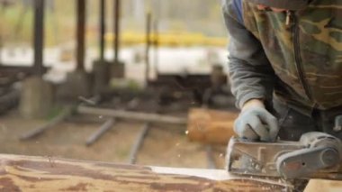 Ahşap bir bina projesi için bir parça planlama inşaat işçisi. İnşaat elektrik el uçak biler. Fabrika Binası, ağır çekim arka planı