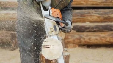 Oluşturucu ahşap Ahşap testere kolları. Arka planı ahşap kirişler, ağır çekim yapılmış ev geleceği bir parçasıdır