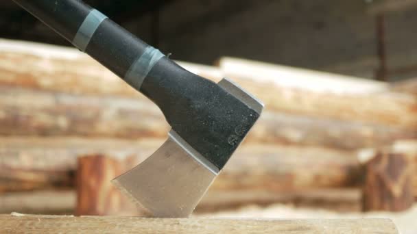 O machado preto moderno encontra-se em uma grande pilha de serragem. Close-up da parte de corte do Machado. mover a câmera — Vídeo de Stock