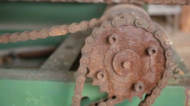 Vintage teyp taşıma mekanizması. Paslı dişli ve zincir. Terk edilmiş fabrikası. kamera hareketli