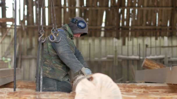 Builder connects logs the future of the wooden house with the help of an adjustable wrench. Strengthening logs bolts. moving the camera — Stock Video