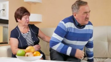 Yaşlı adam kanepede almaya çalıştığında ve sırtına keskin bir ağrı var. Karı koca alt sırt masajları ve çok acı olur değil