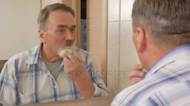 Komuta sizde banyoda tıraş. Tıraş köpüğü ve tek kullanımlık ustura kullanır. Öz Bakım kavramı