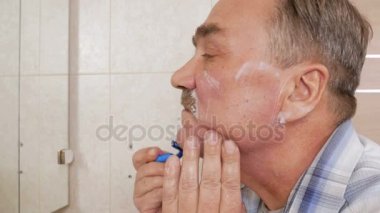 Komuta sizde banyoda tıraş. Tıraş köpüğü ve tek kullanımlık ustura kullanır. Öz Bakım kavramı