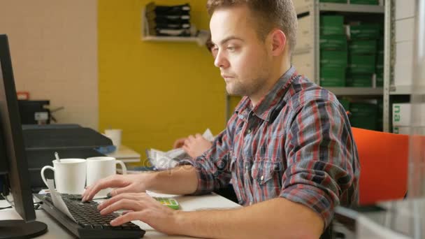 Uma jovem equipe de homens trabalhando em um projeto no escritório no computador. Verifique os documentos sobre impostos e preencha o formulário eletrônico. Trabalho em equipe para resolver problemas — Vídeo de Stock