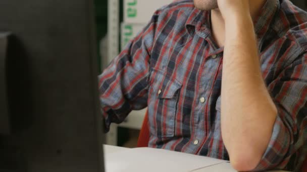 Une jeune équipe d'hommes travaillant sur un projet dans le bureau à l'ordinateur. Vérifiez les documents sur les taxes et remplissez le formulaire électronique. Travail d'équipe pour résoudre les problèmes — Video