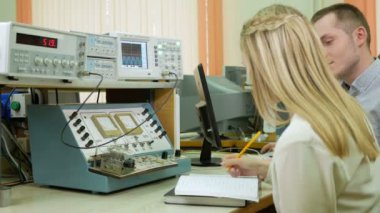 Çekici sarışın genç kadın mühendis olarak Üniversitesi'nde okuyor. Genç adam yazmak aşağı okuma laboratuvar üzerinde birlikte çalışma.