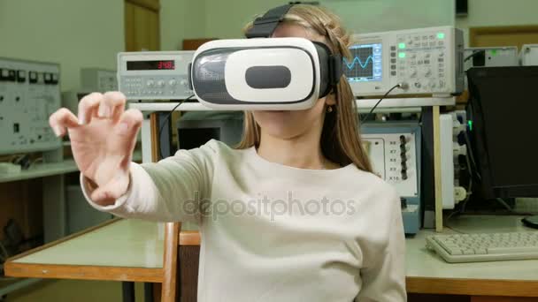 Young woman student with virtual reality glasses in the physical laboratory of the University. She considers 3D model rotating head. future learning concept — Stock Video