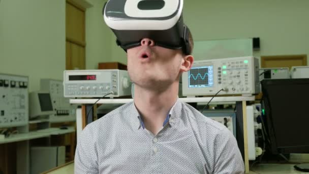 Joven estudiante masculino con gafas de realidad virtual en el laboratorio físico de la Universidad. El hombre ve el modelo 3D girando cabeza. concepto de aprendizaje futuro — Vídeos de Stock