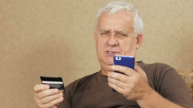 Komuta sizde Internet banka kredi kartı satınalmalar için ödeme. Dikkatli bir şekilde telefona bir kredi kartı numarası tanıttı. ev alışveriş kavramı