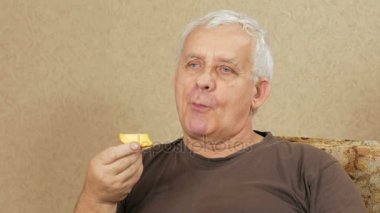 Dostum yaşlı kilolu meyve evde kanepede yiyor. Trabzon hurması bir parça kesme ve birkaç ısırık yapar. Sağlıklı gıda kavramı